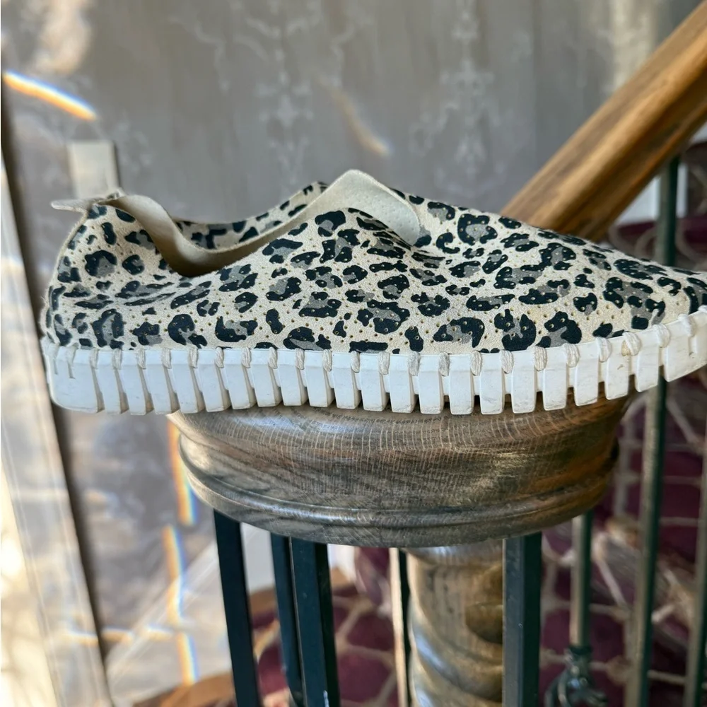 Ilse Jacobson tulip shoe euro 40 US 8 1/2/9 good condition leopard print.